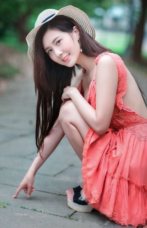 中学生篮球比赛火热开赛，校园体育氛围浓厚，初中篮球赛事